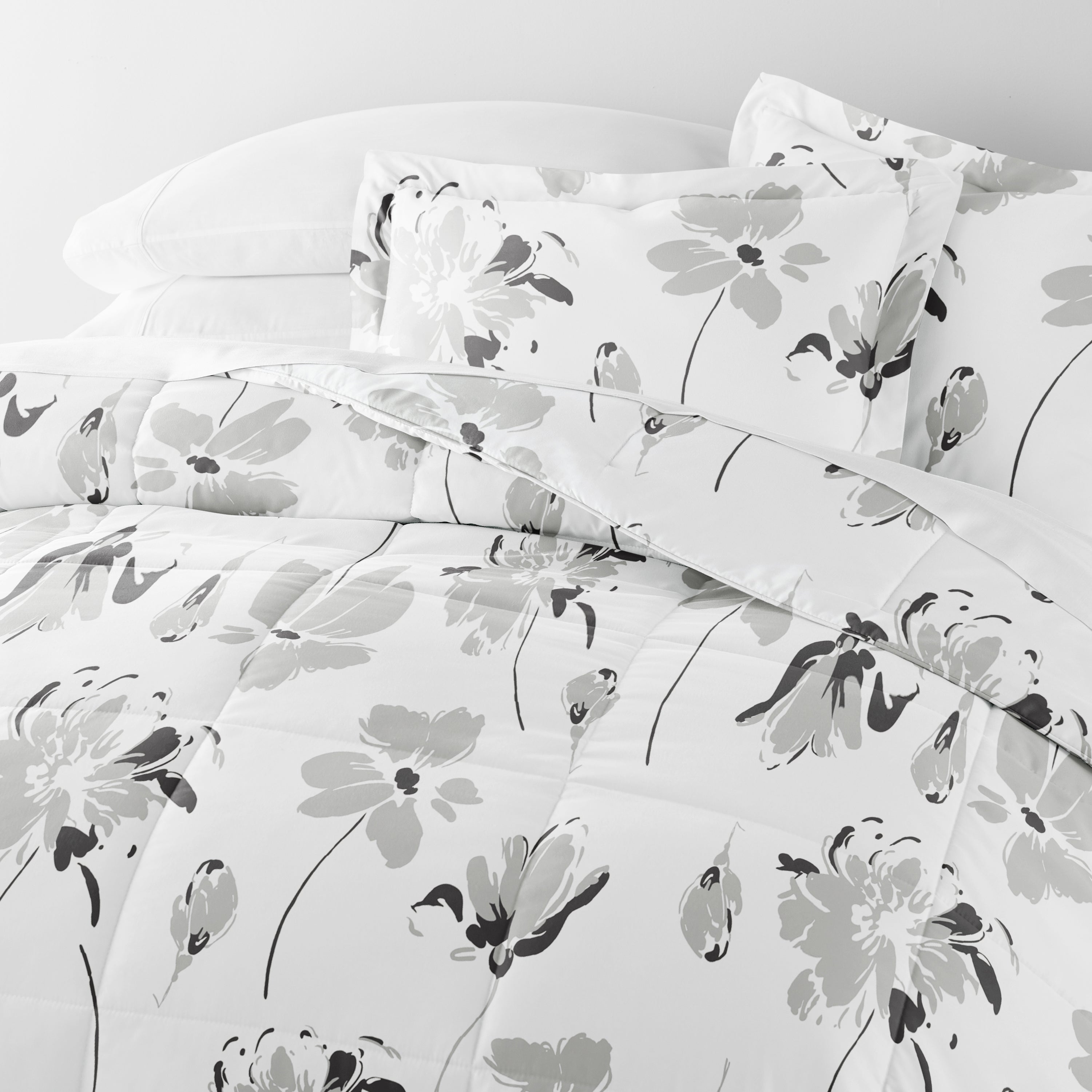 Magnolia Patterned Down-Alternative Comforter Set