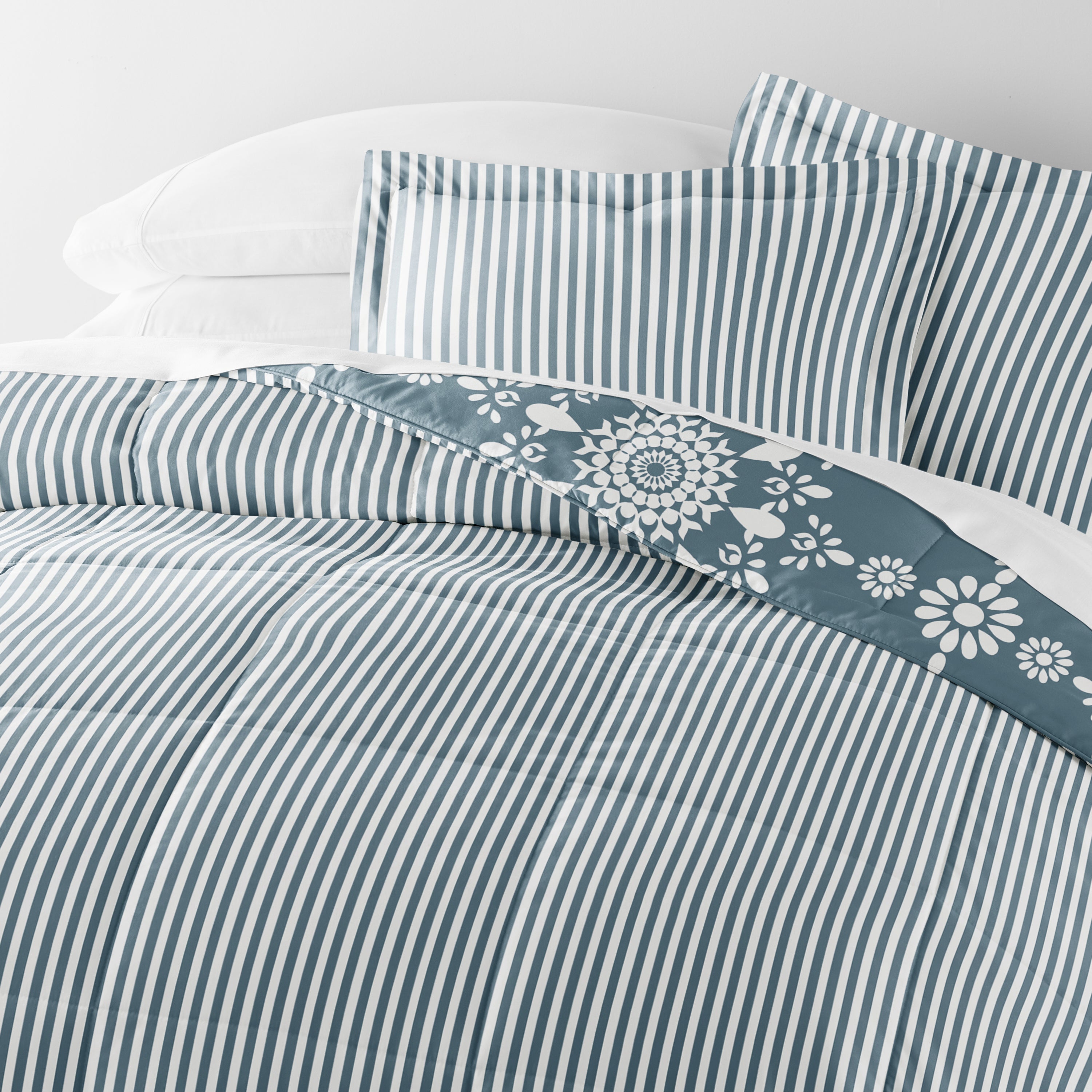 Daisy Medallion Reversible Patterned Down-Alternative Comforter Set