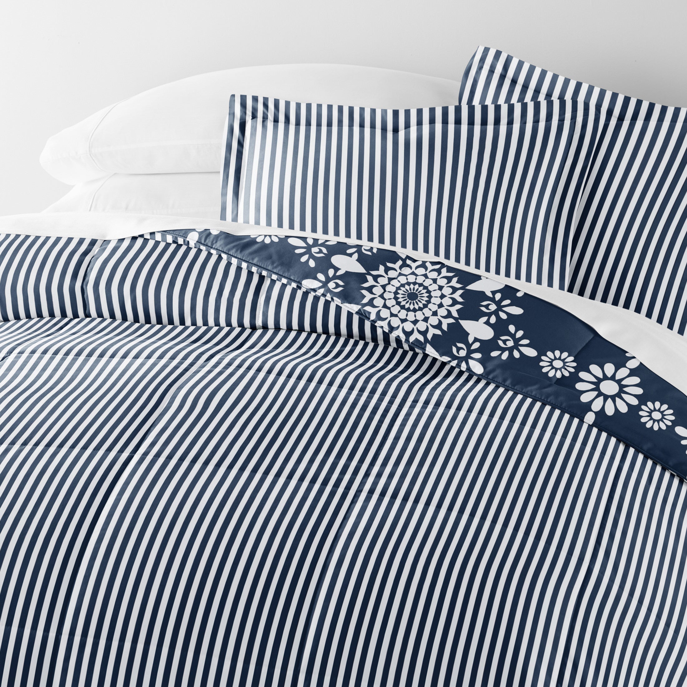 Daisy Medallion Reversible Patterned Down-Alternative Comforter Set