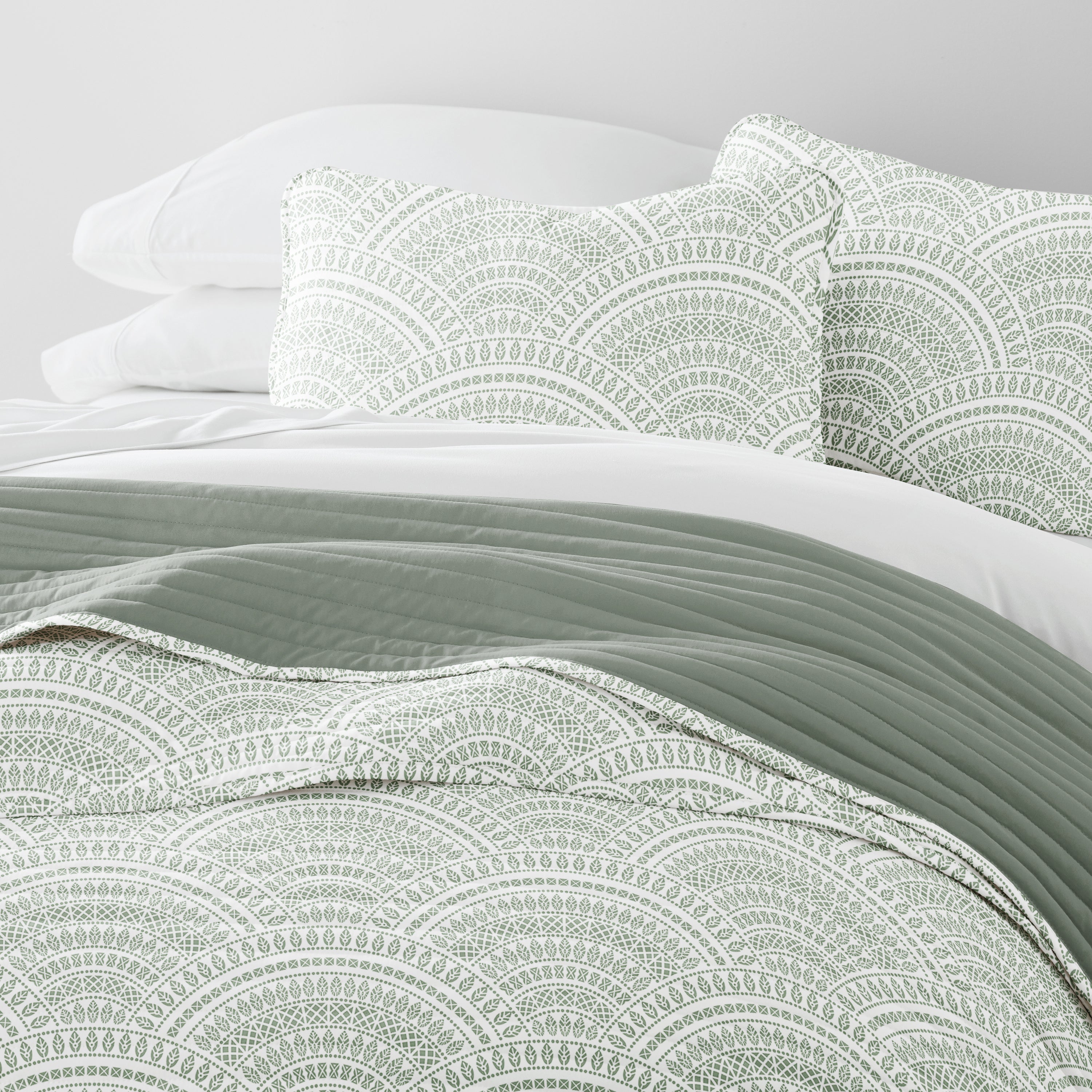 Scalloped Patterned Reversible Quilted Coverlet Set