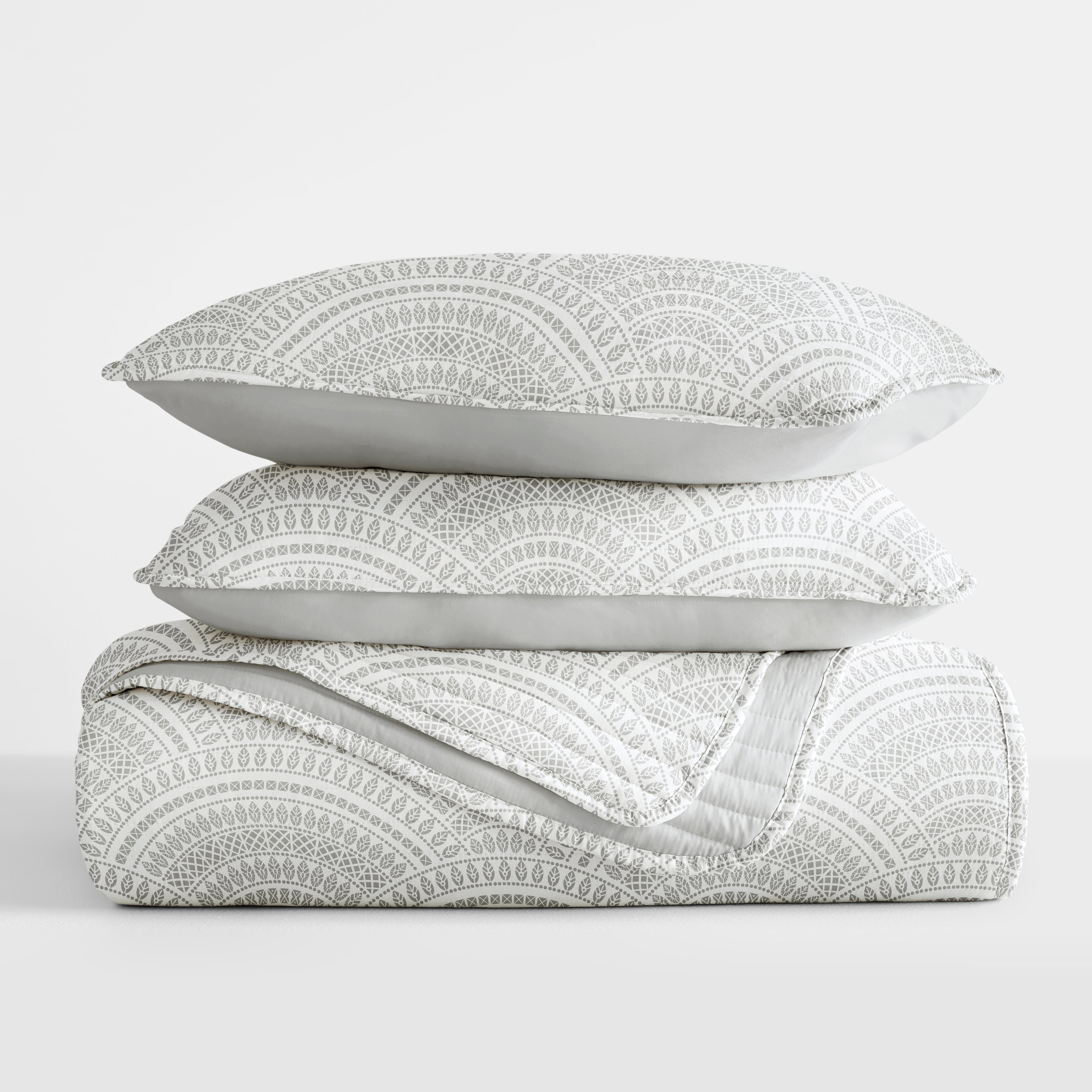 Scalloped Patterned Reversible Quilted Coverlet Set