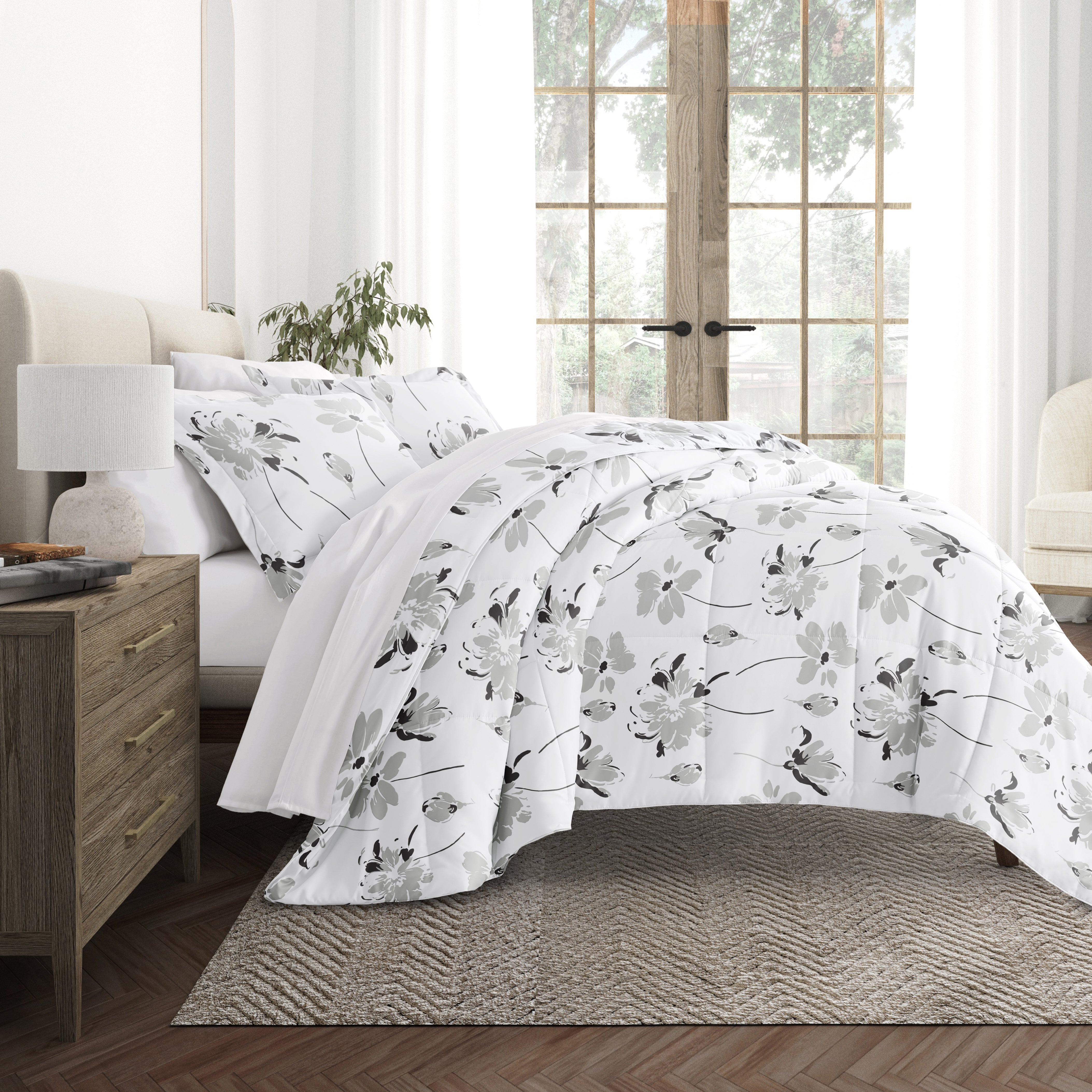 Magnolia Patterned Down-Alternative Comforter Set