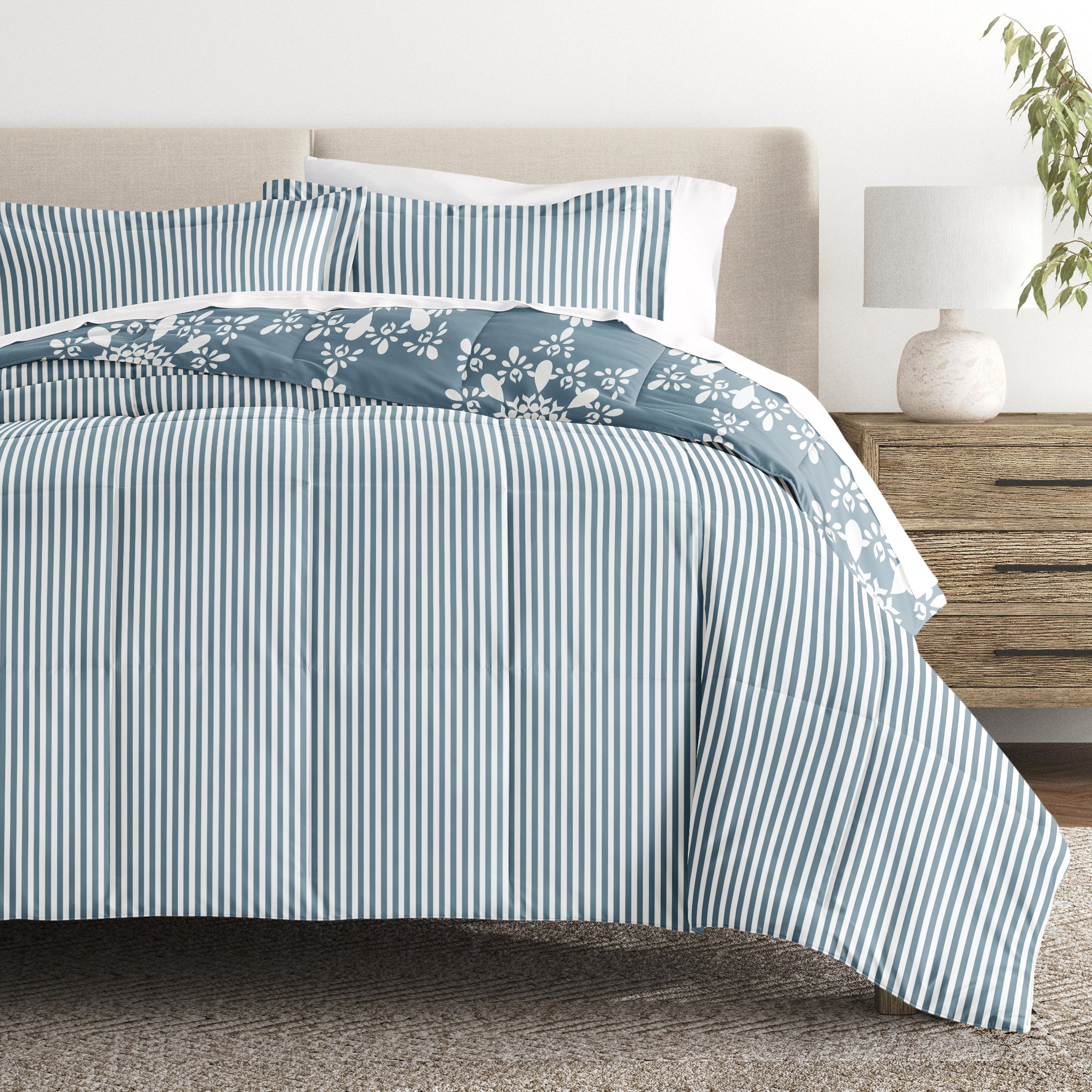 Daisy Medallion Reversible Patterned Down-Alternative Comforter Set