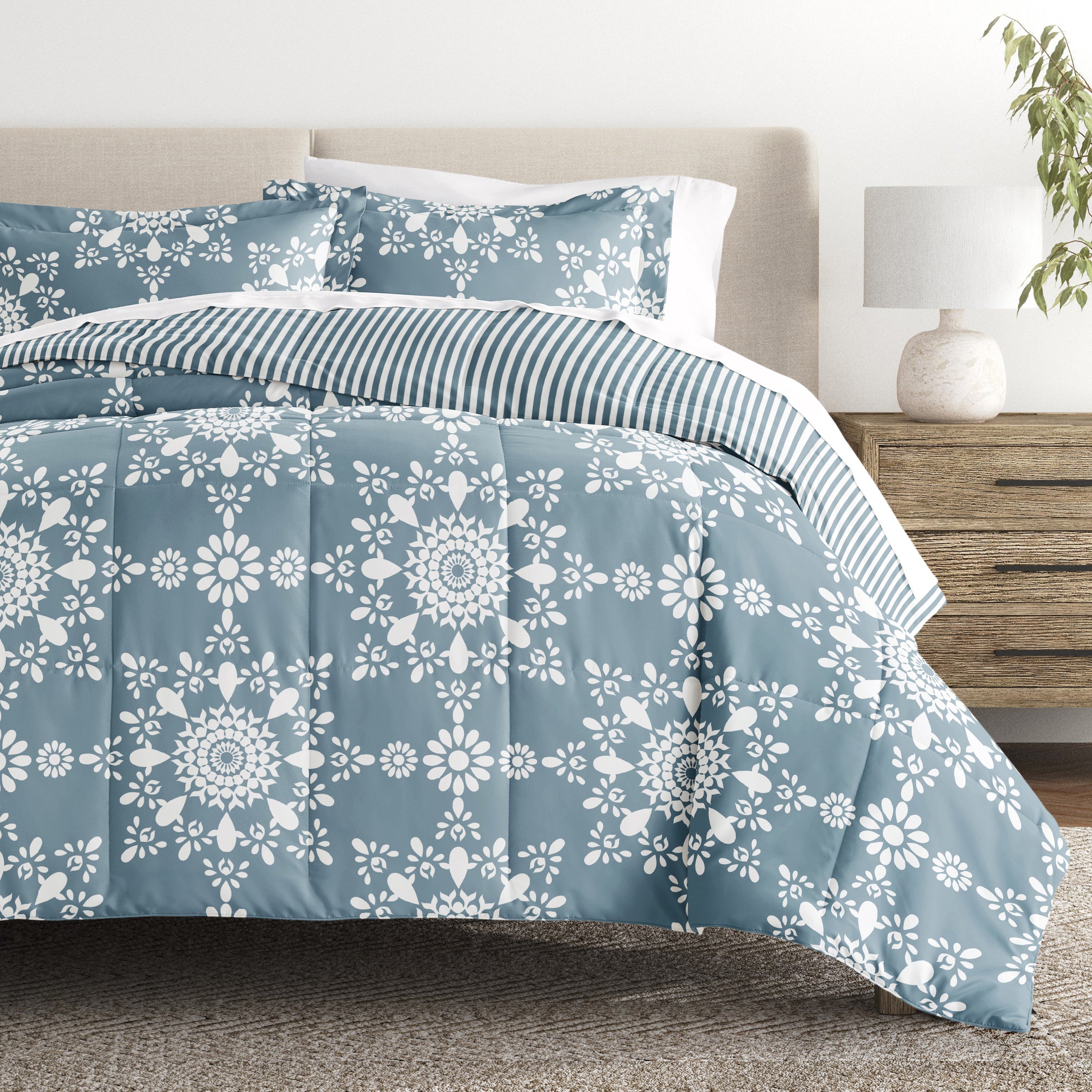 Daisy Medallion Reversible Patterned Down-Alternative Comforter Set