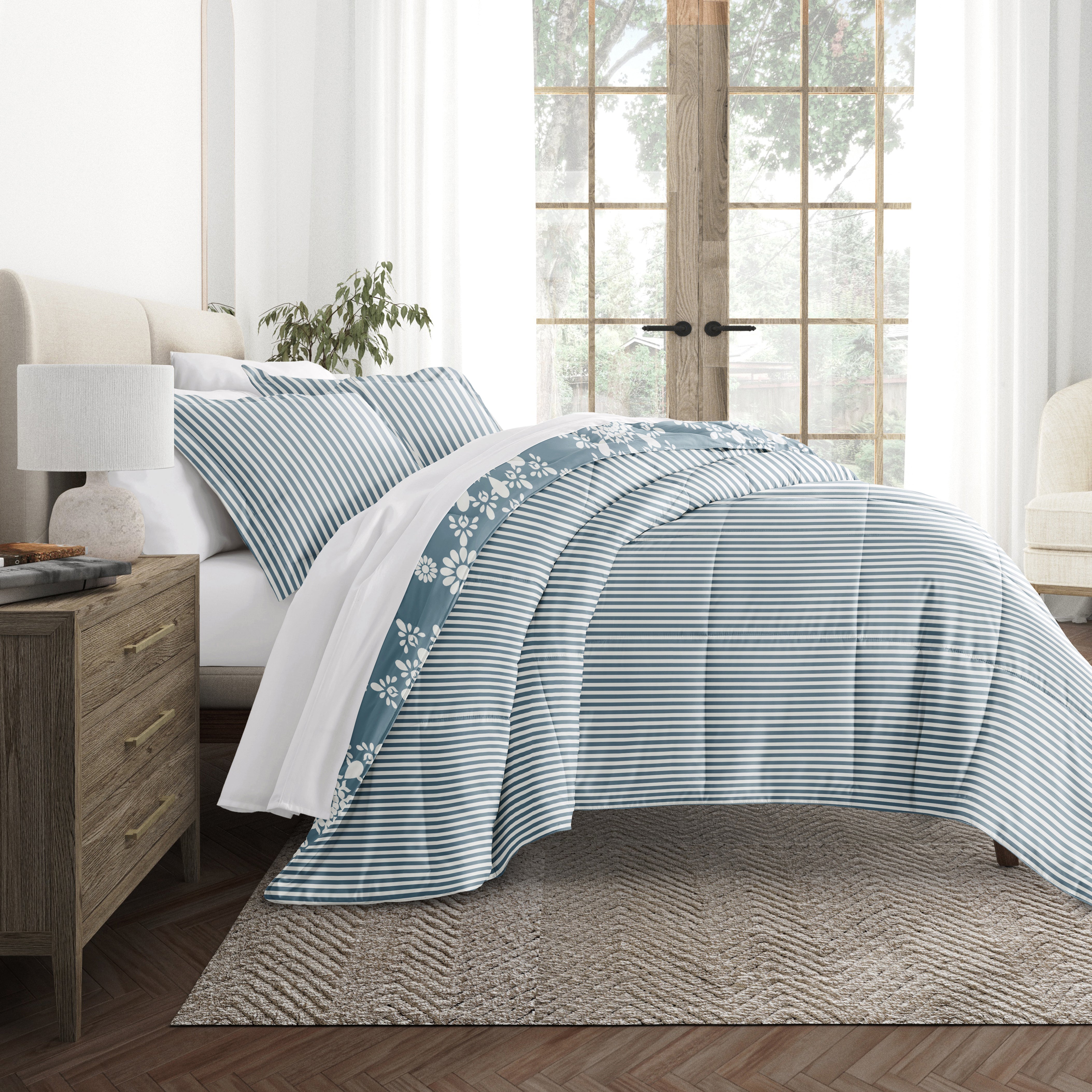 Daisy Medallion Reversible Patterned Down-Alternative Comforter Set