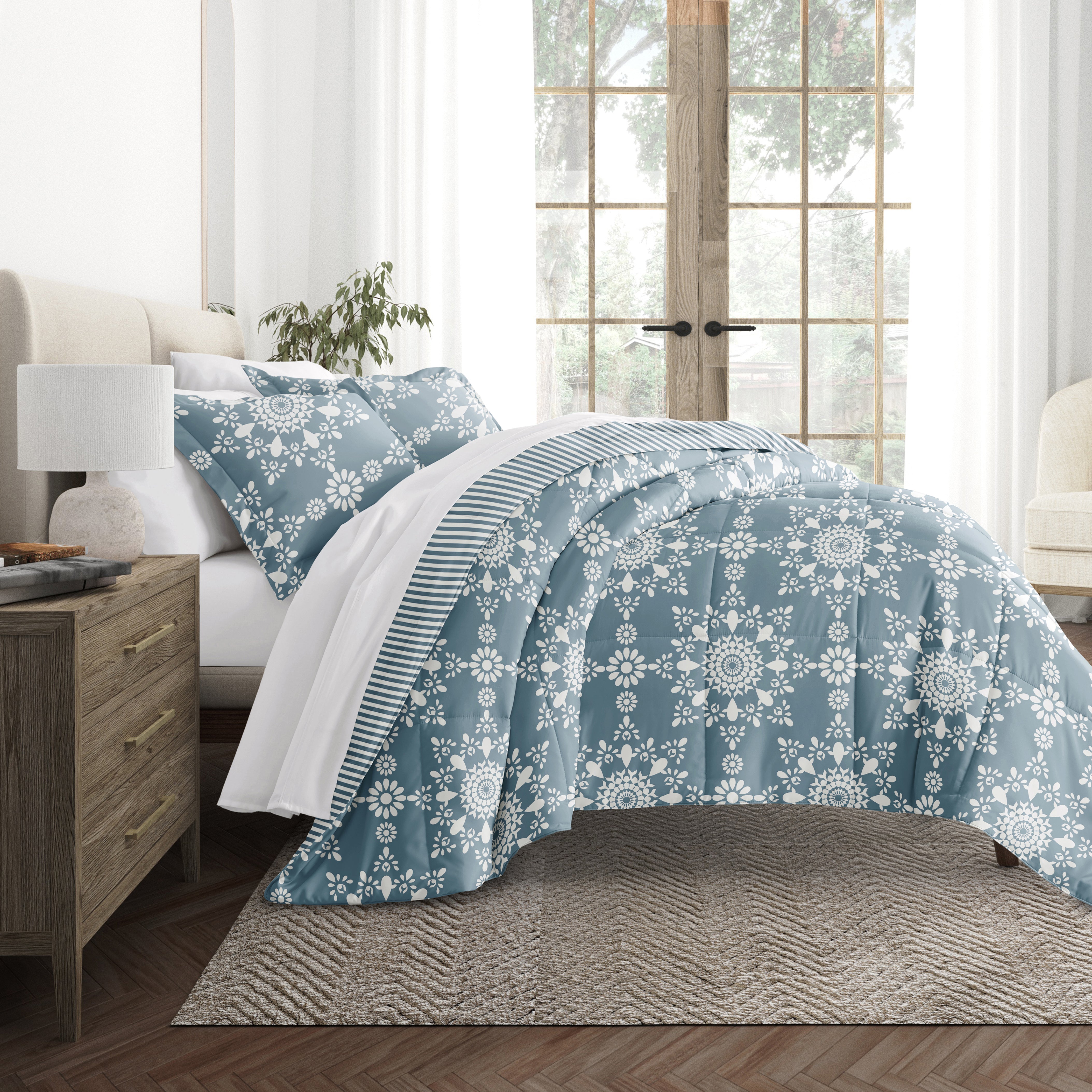 Daisy Medallion Reversible Patterned Down-Alternative Comforter Set