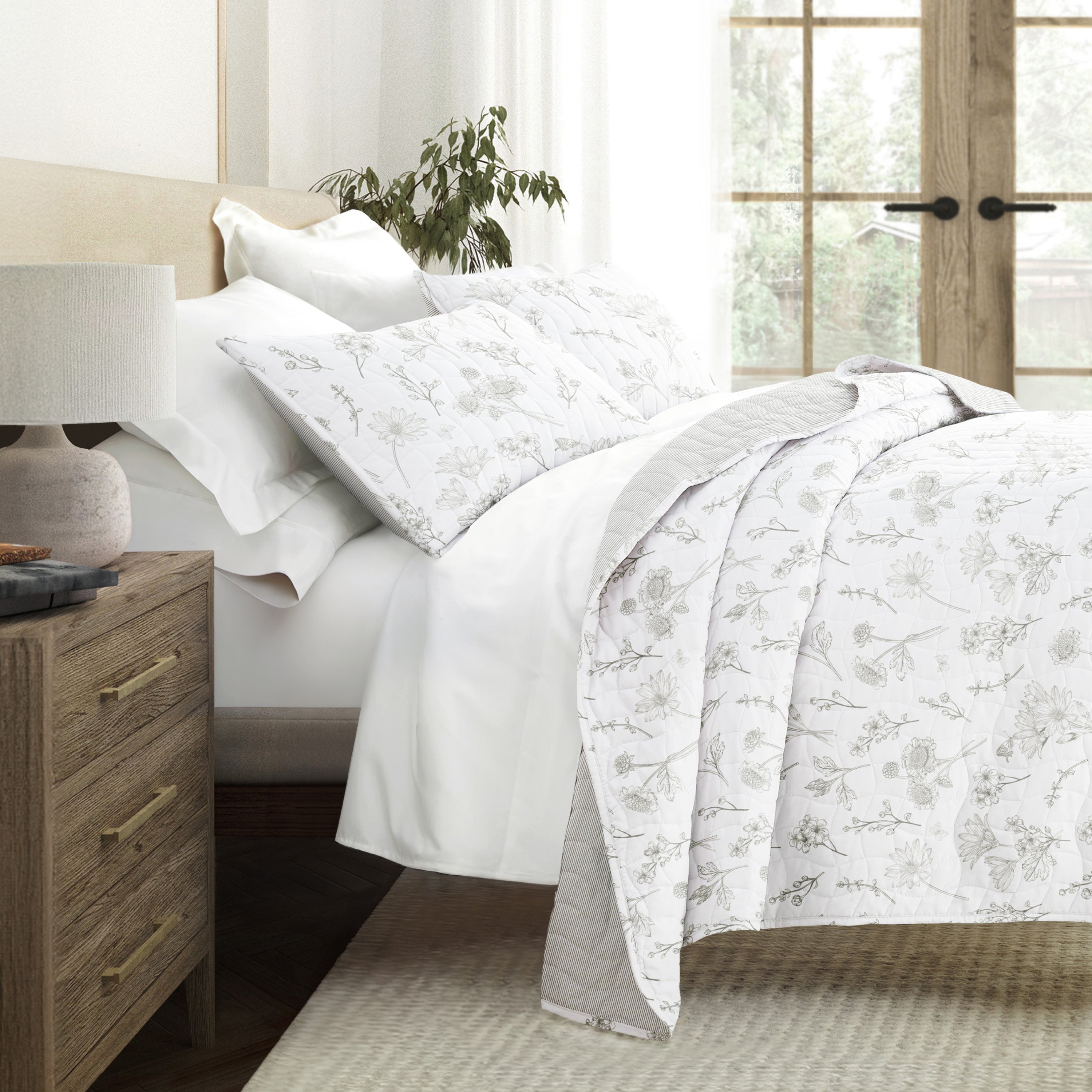 Blooming Daisy Patterned Quilted Coverlet Set