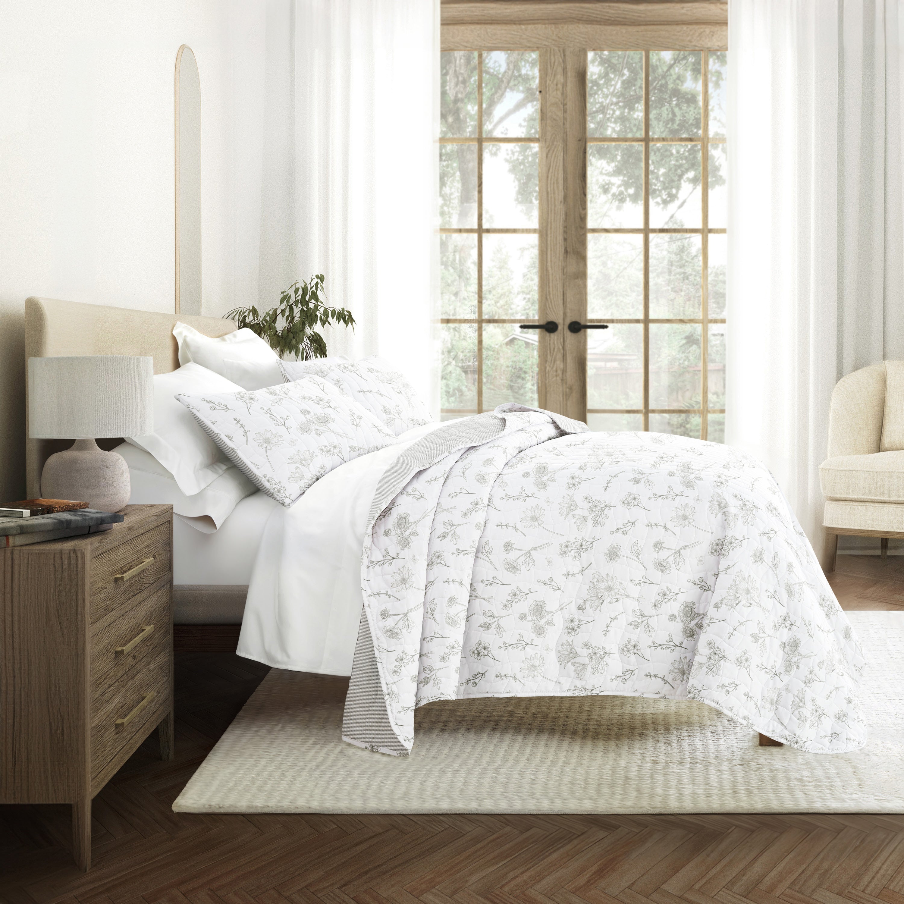 Blooming Daisy Patterned Quilted Coverlet Set