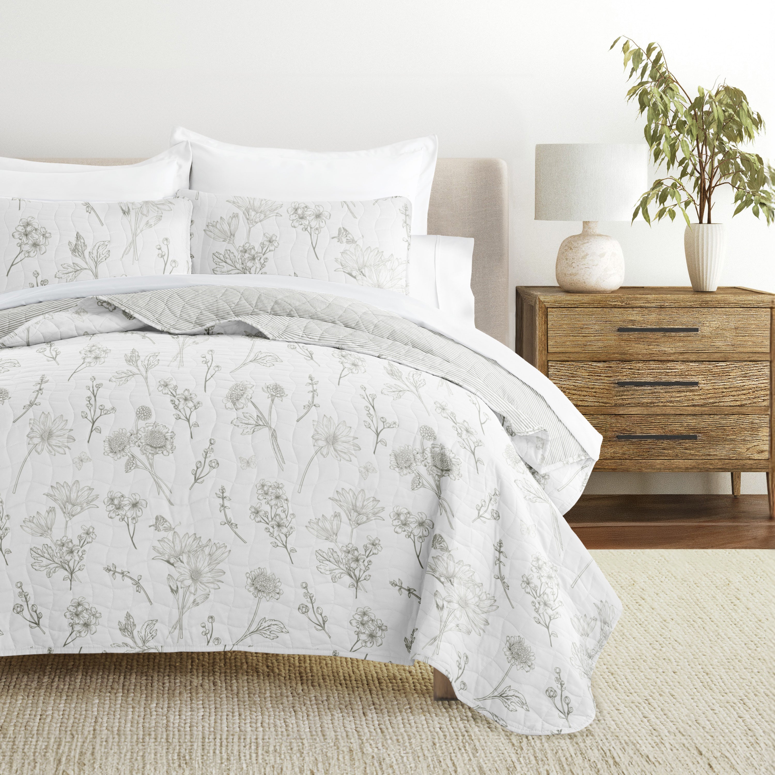 Blooming Daisy Patterned Quilted Coverlet Set