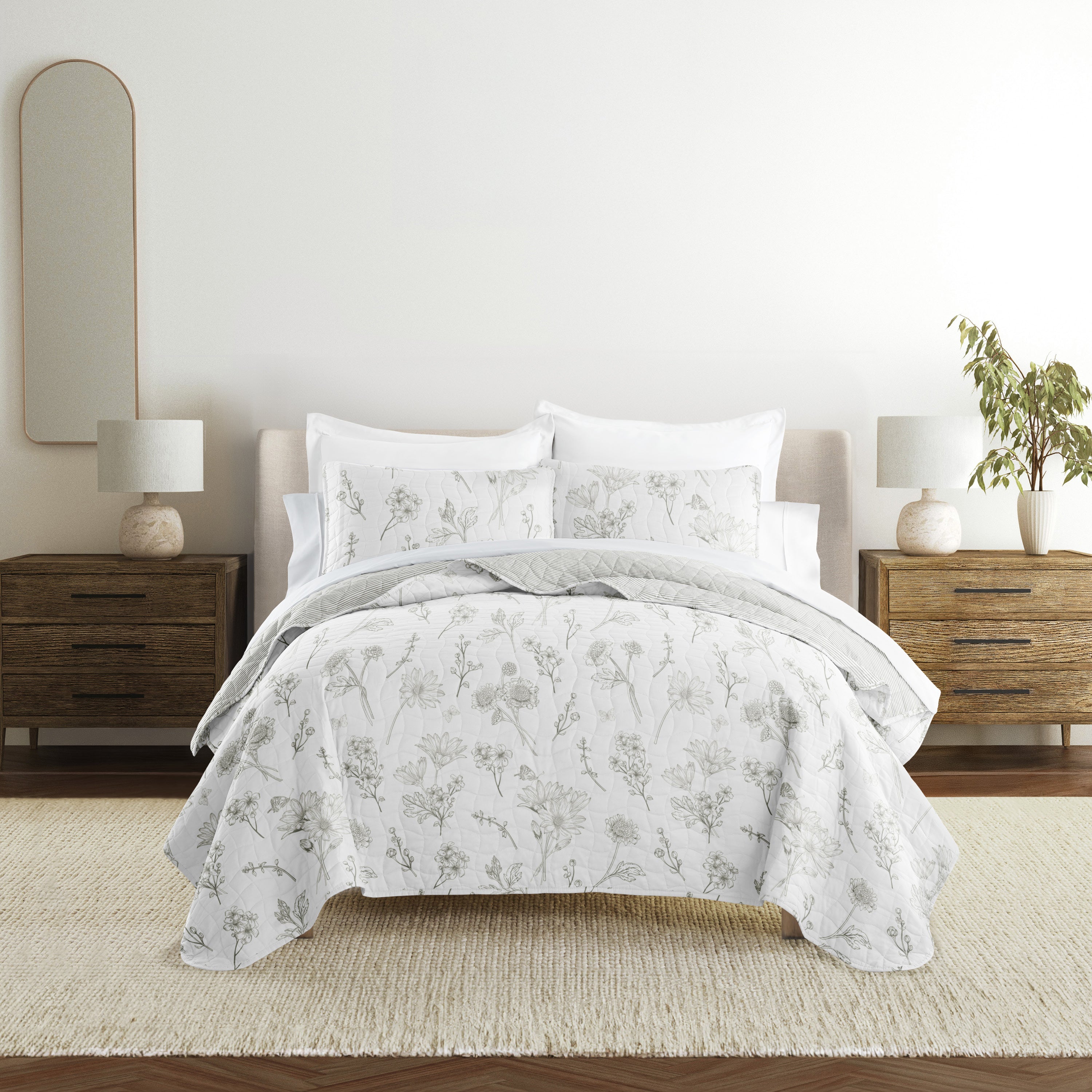 Blooming Daisy Patterned Quilted Coverlet Set