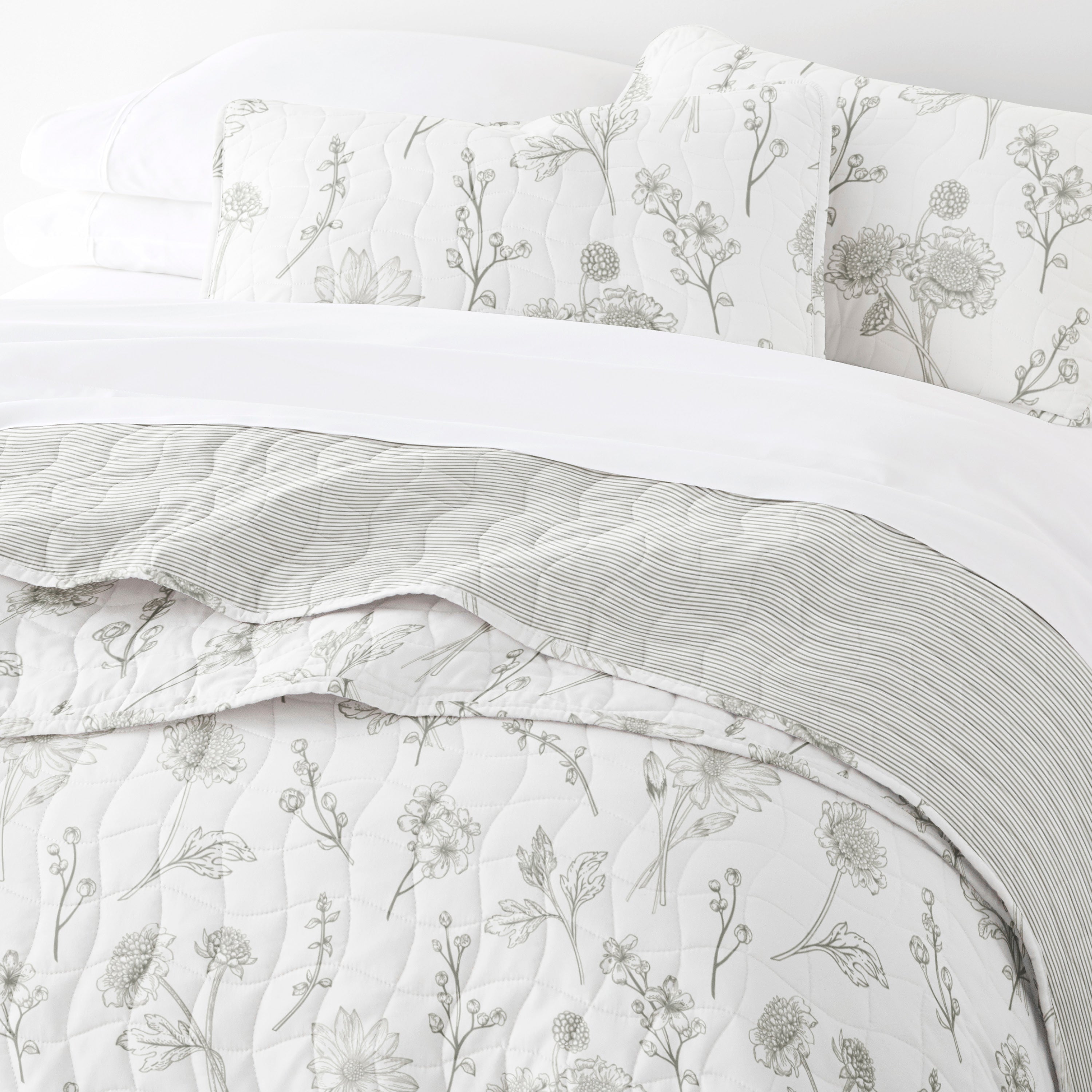 Blooming Daisy Patterned Quilted Coverlet Set