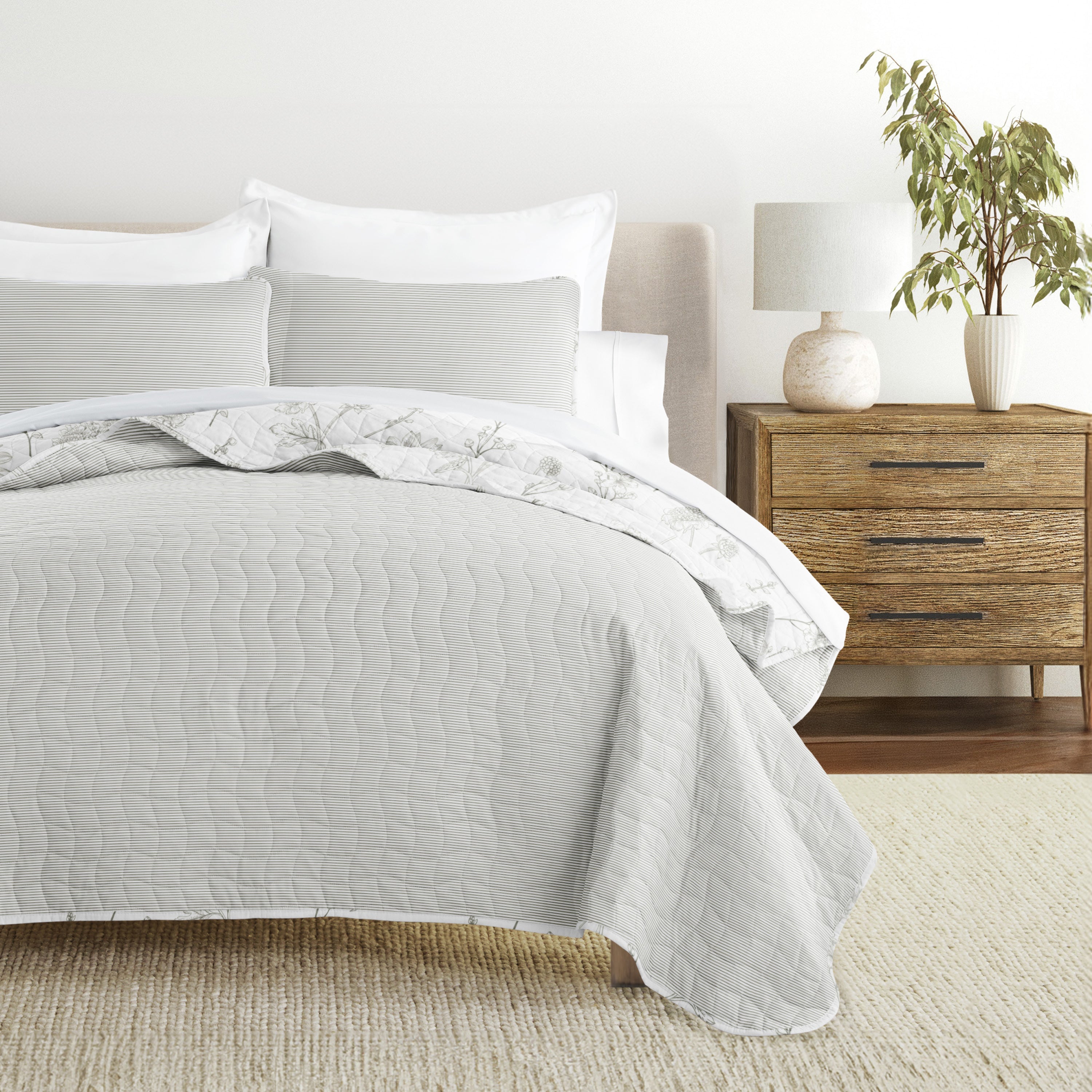 Blooming Daisy Patterned Quilted Coverlet Set