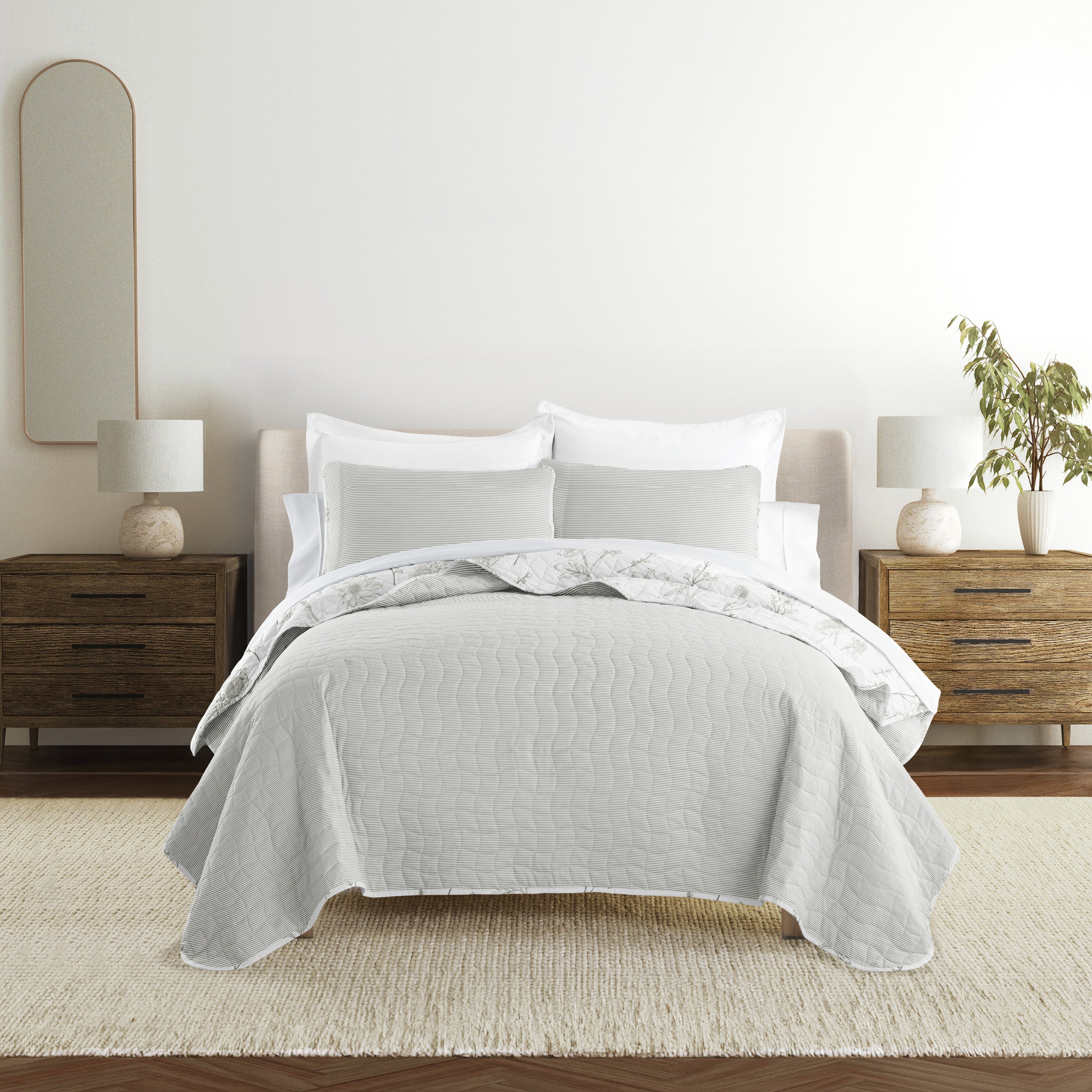 Blooming Daisy Patterned Quilted Coverlet Set