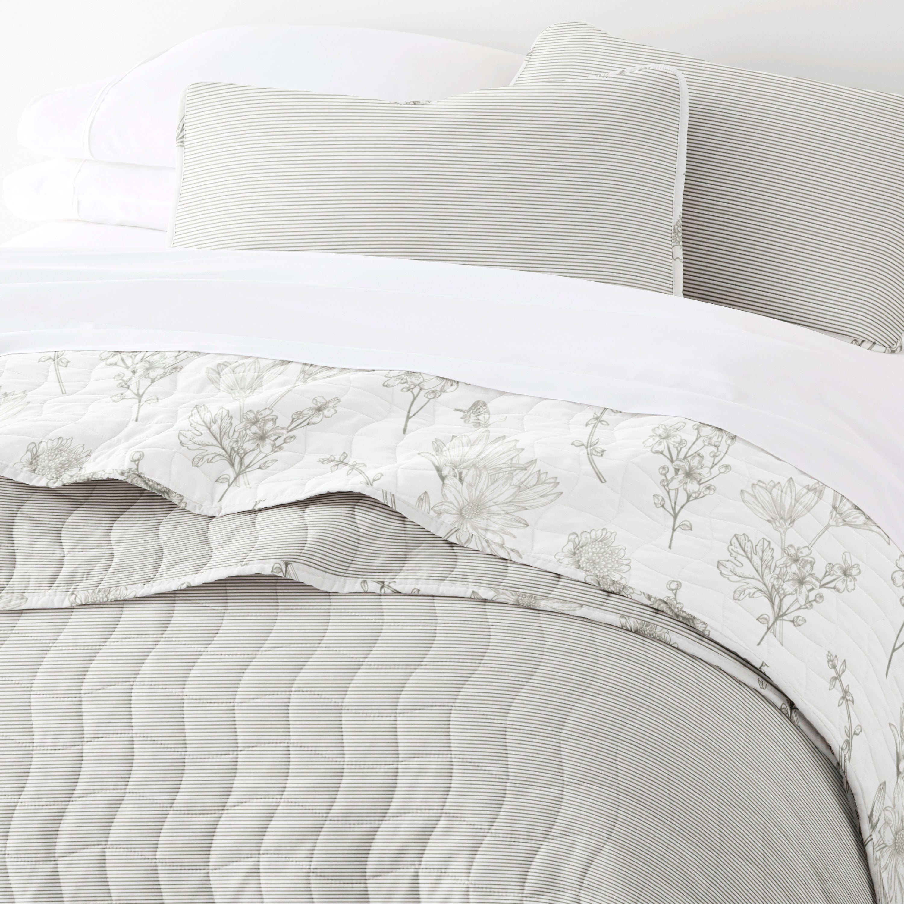 Blooming Daisy Patterned Quilted Coverlet Set