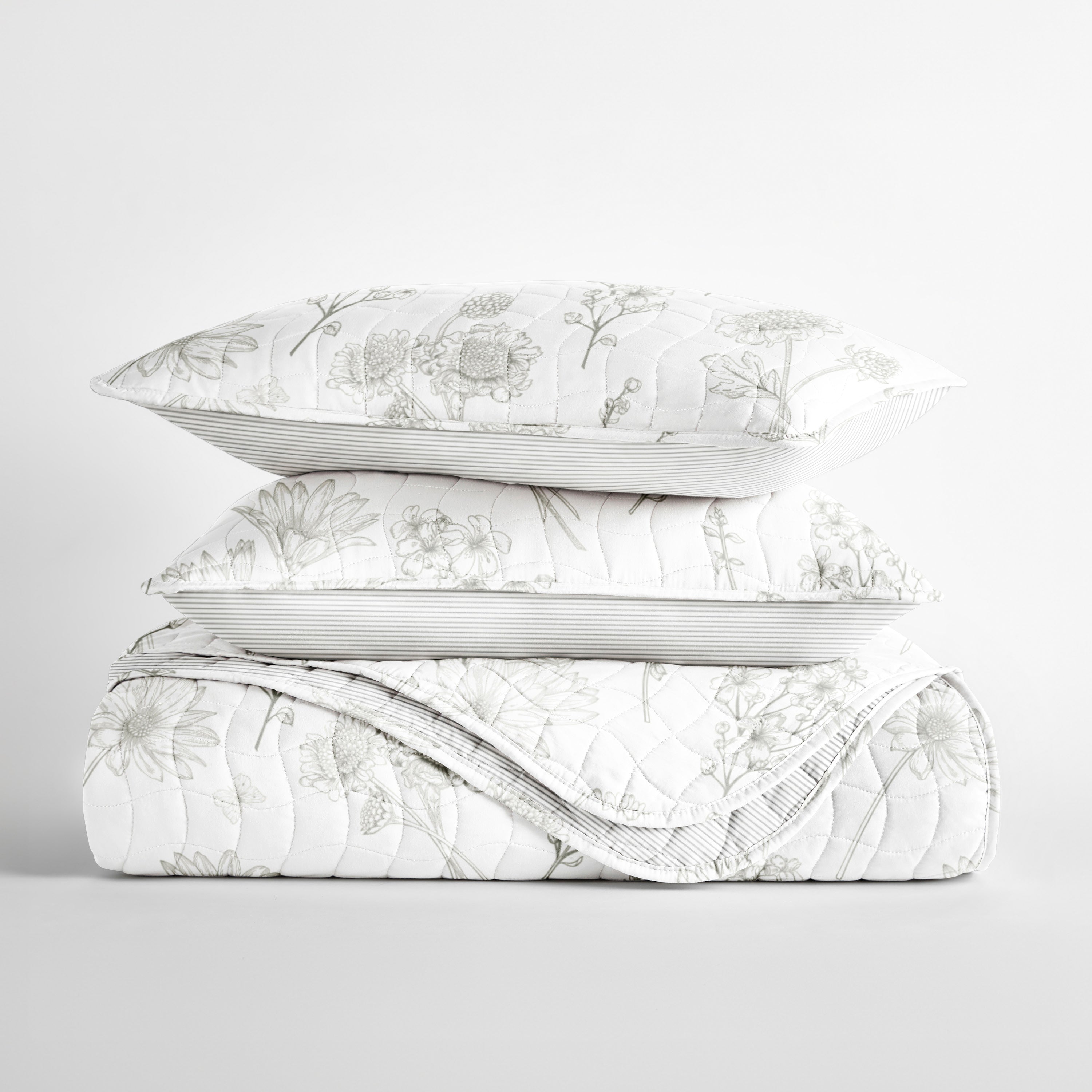 Blooming Daisy Patterned Quilted Coverlet Set