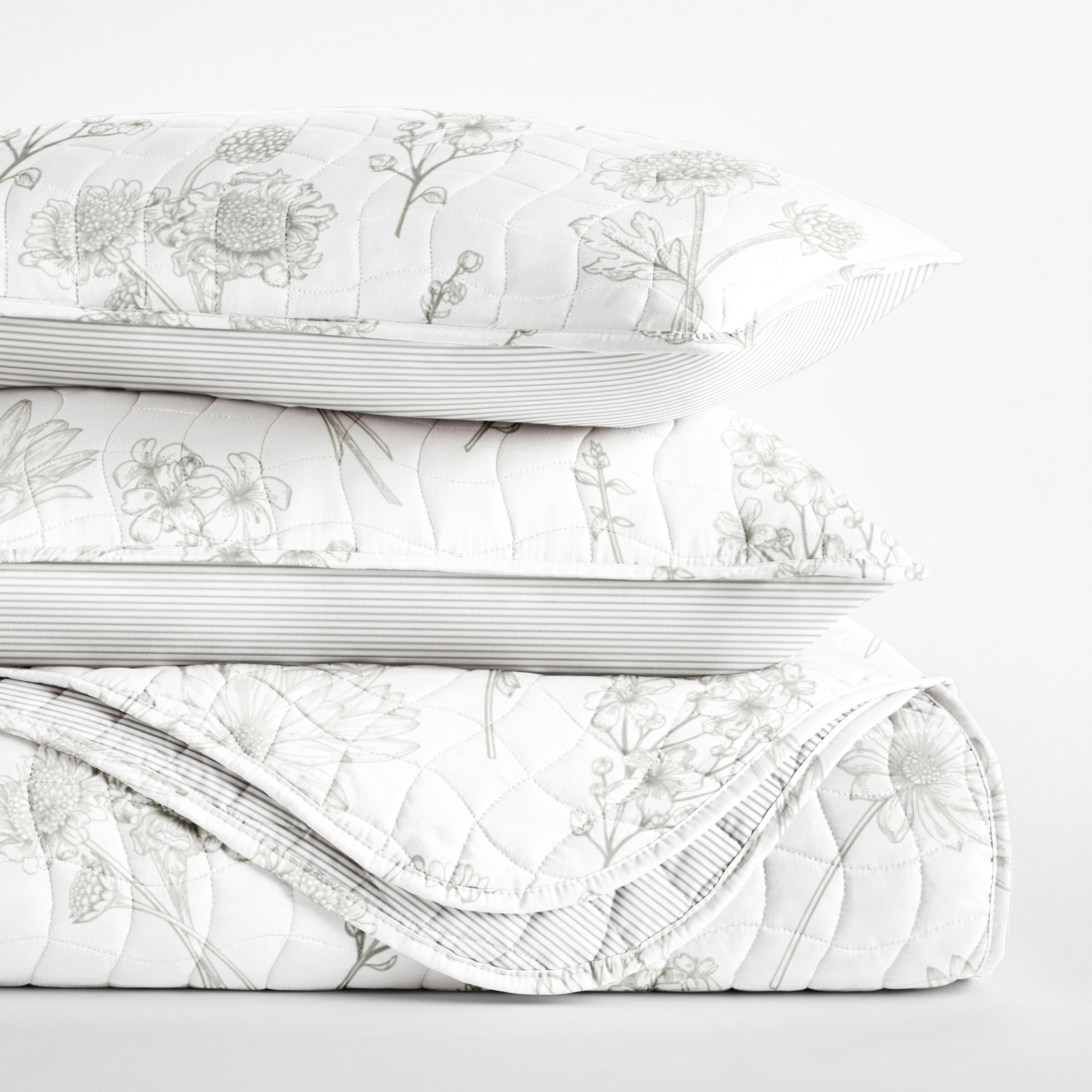 Blooming Daisy Patterned Quilted Coverlet Set