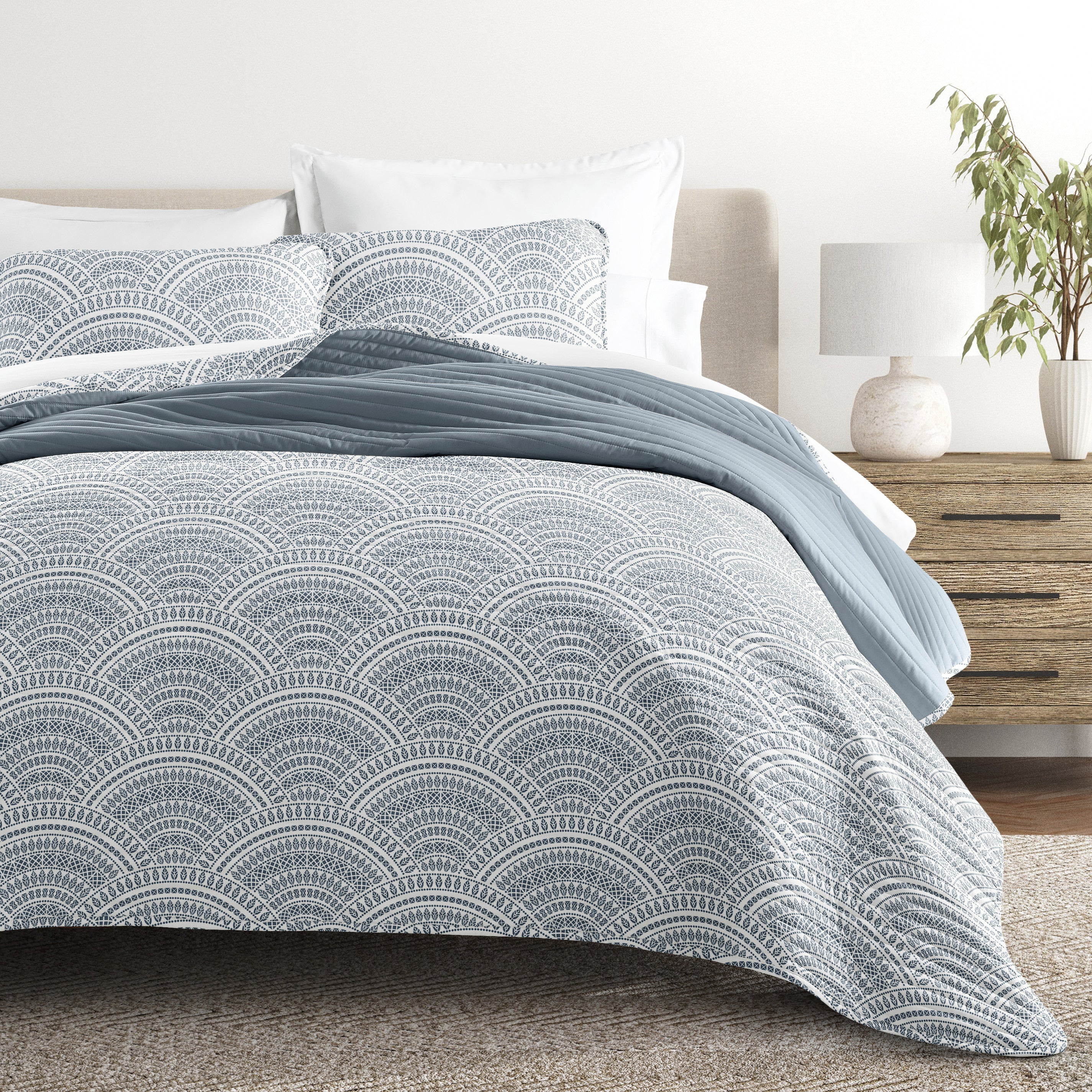 Scalloped Patterned Reversible Quilted Coverlet Set