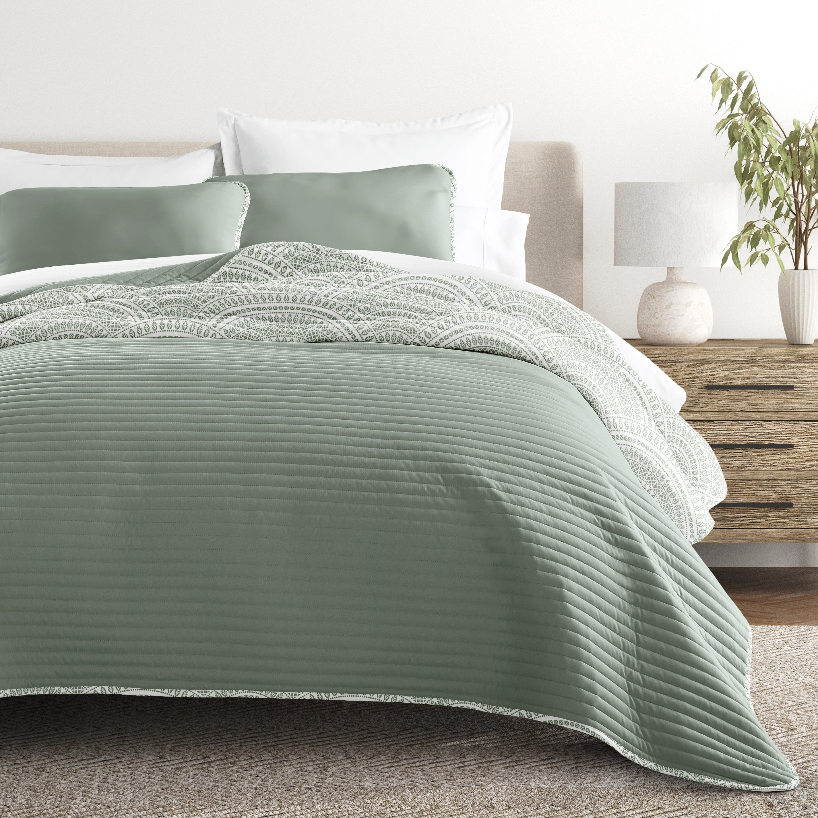 Scalloped Patterned Reversible Quilted Coverlet Set