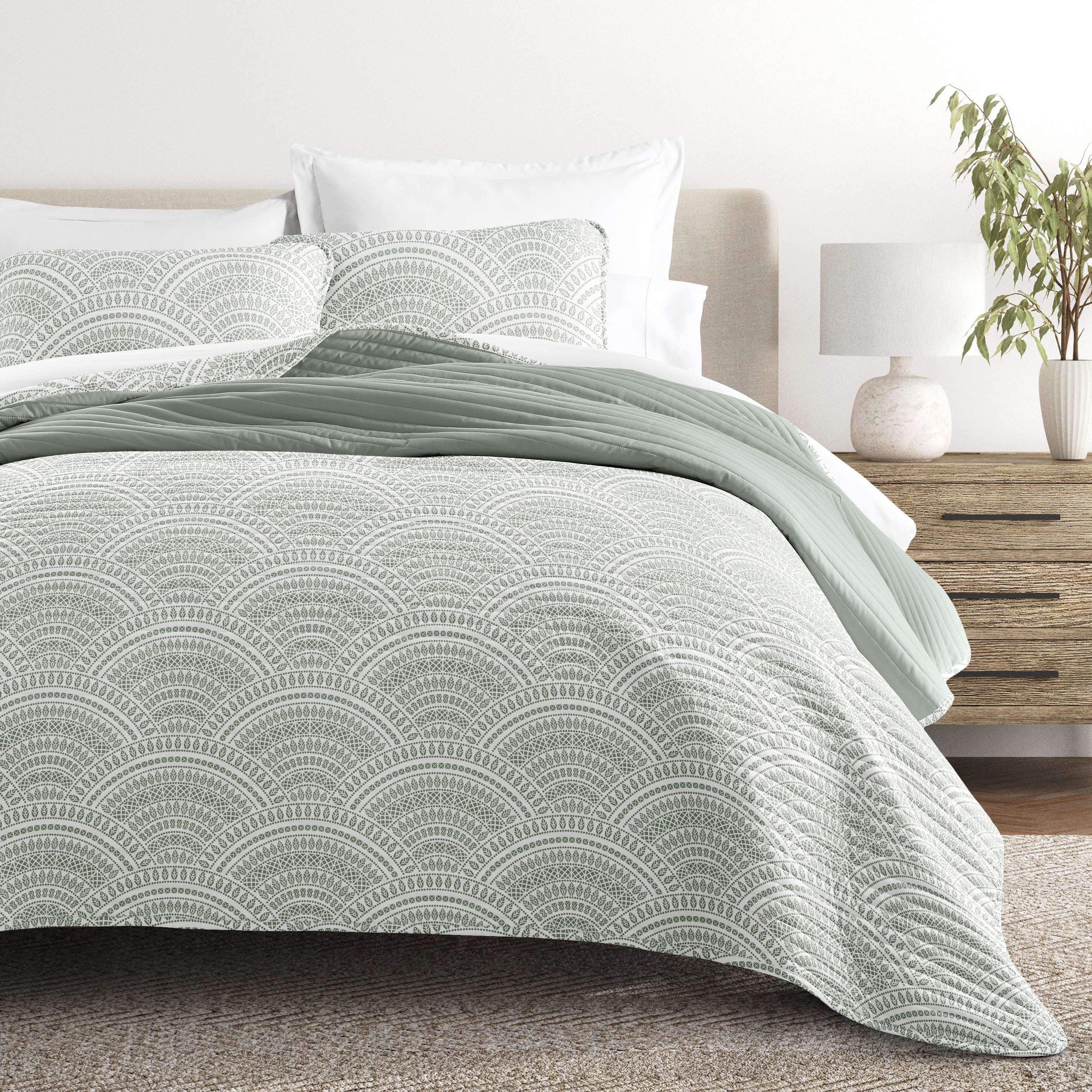Scalloped Patterned Reversible Quilted Coverlet Set